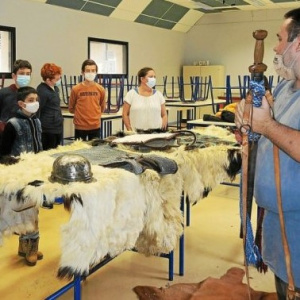 Yann-fanch-vergez-dergo de son nom gaulois montre des armes - Juin 2021